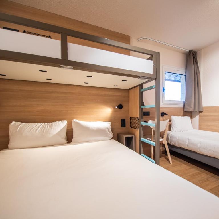 Premiere Classe Annecy Cran-Gevrier RÉNOVÉ EN 2025 - Chambre Quadruple avec 1 Lit Double et 2 Lits Simples - 5