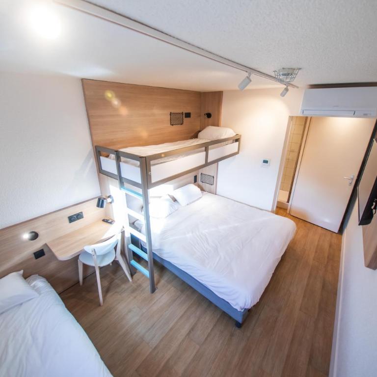 Premiere Classe Annecy Cran-Gevrier RÉNOVÉ EN 2025 - Chambre Quadruple avec 1 Lit Double et 2 Lits Simples - 20