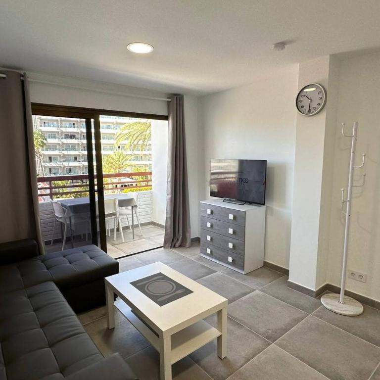 Apartamentos Danubio, Modernes Apartment mit Poolblick und seitlichem Meerblick, Wohnzimmer und 1 Schlafzimmer, 4 Etage, im Herzen von Playa del Inglés, Gran Canaria - One-Bedroom Apartment with Balcony and Sea View - 1