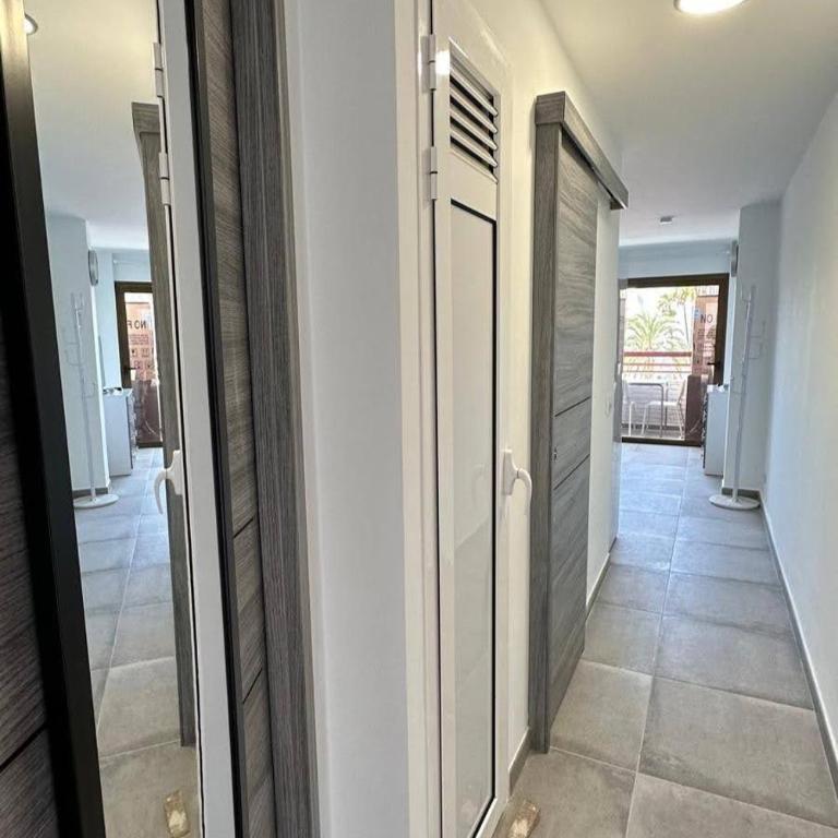 Apartamentos Danubio, Modernes Apartment mit Poolblick und seitlichem Meerblick, Wohnzimmer und 1 Schlafzimmer, 4 Etage, im Herzen von Playa del Inglés, Gran Canaria - One-Bedroom Apartment with Balcony and Sea View - 7