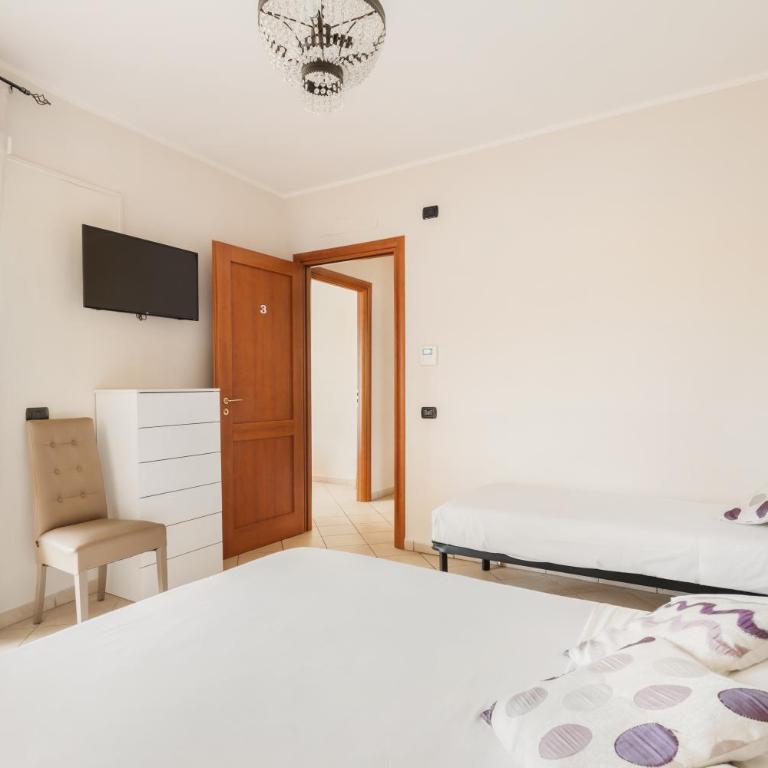 Giramondo Guest house - Triple Room with Private External Bathroom - 1
