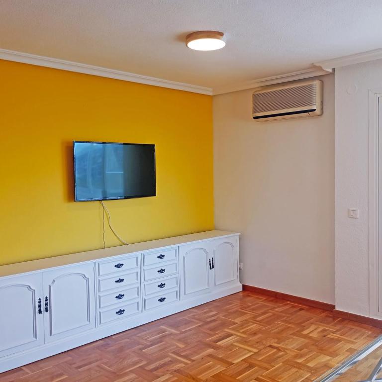 Amplio y luminoso en urbanización con piscina y garaje privado - Three-Bedroom Apartment with Park View - 5