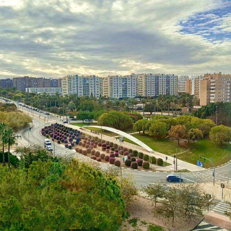 Amplio y luminoso en urbanización con piscina y garaje privado - Three-Bedroom Apartment with Park View - 8