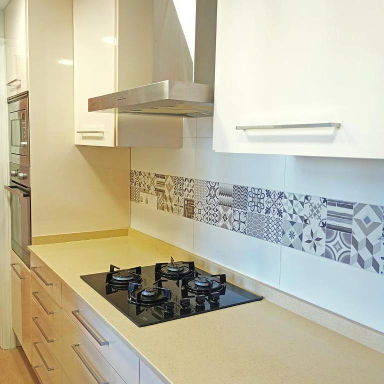 Amplio y luminoso en urbanización con piscina y garaje privado - Three-Bedroom Apartment with Park View - 15
