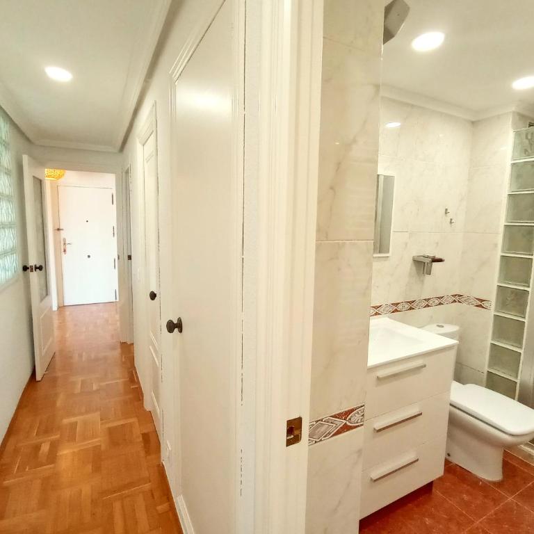 Amplio y luminoso en urbanización con piscina y garaje privado - Three-Bedroom Apartment with Park View - 19