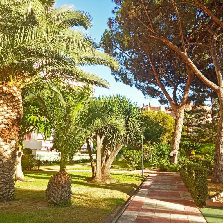 Amplio y luminoso en urbanización con piscina y garaje privado - Three-Bedroom Apartment with Park View - 23