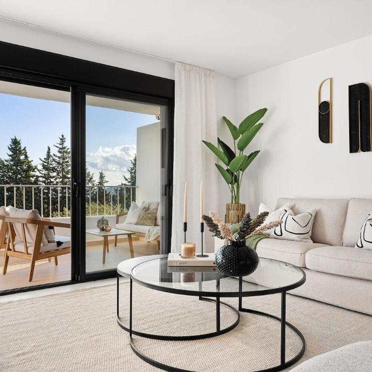 MARBELLA HOME RENTALS - Puerto Banus, 3BR Apartment, sea & mountain views - Three-Bedroom Premium Apartment with Balcony - 2