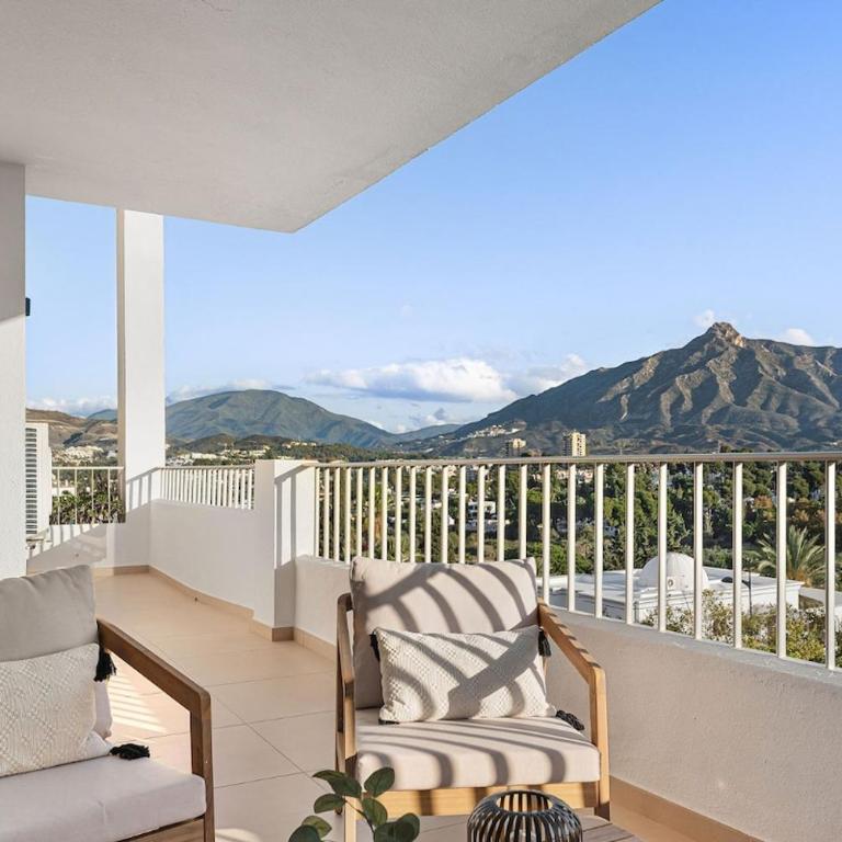 MARBELLA HOME RENTALS - Puerto Banus, 3BR Apartment, sea & mountain views - Three-Bedroom Premium Apartment with Balcony - 3