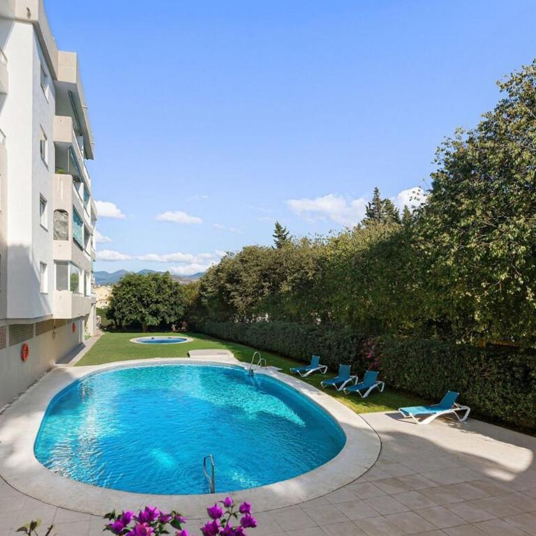 MARBELLA HOME RENTALS - Puerto Banus, 3BR Apartment, sea & mountain views - Three-Bedroom Premium Apartment with Balcony - 4