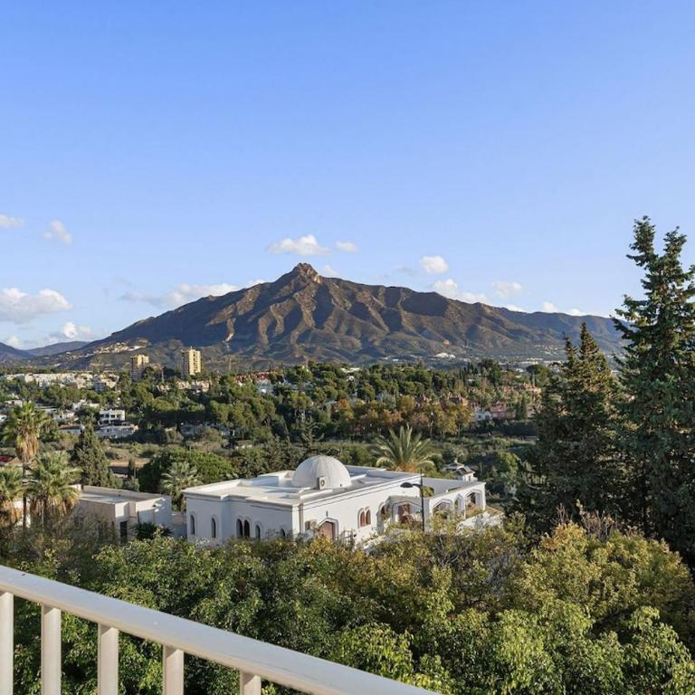 MARBELLA HOME RENTALS - Puerto Banus, 3BR Apartment, sea & mountain views - Three-Bedroom Premium Apartment with Balcony - 7