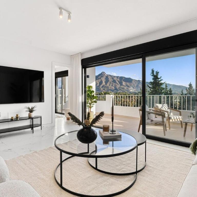 MARBELLA HOME RENTALS - Puerto Banus, 3BR Apartment, sea & mountain views - Three-Bedroom Premium Apartment with Balcony - 9