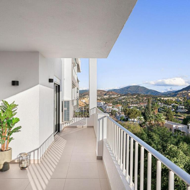 MARBELLA HOME RENTALS - Puerto Banus, 3BR Apartment, sea & mountain views - Three-Bedroom Premium Apartment with Balcony - 10
