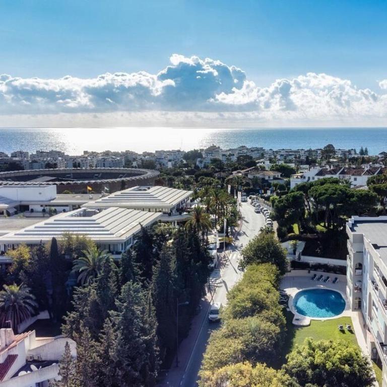 MARBELLA HOME RENTALS - Puerto Banus, 3BR Apartment, sea & mountain views - Three-Bedroom Premium Apartment with Balcony - 14