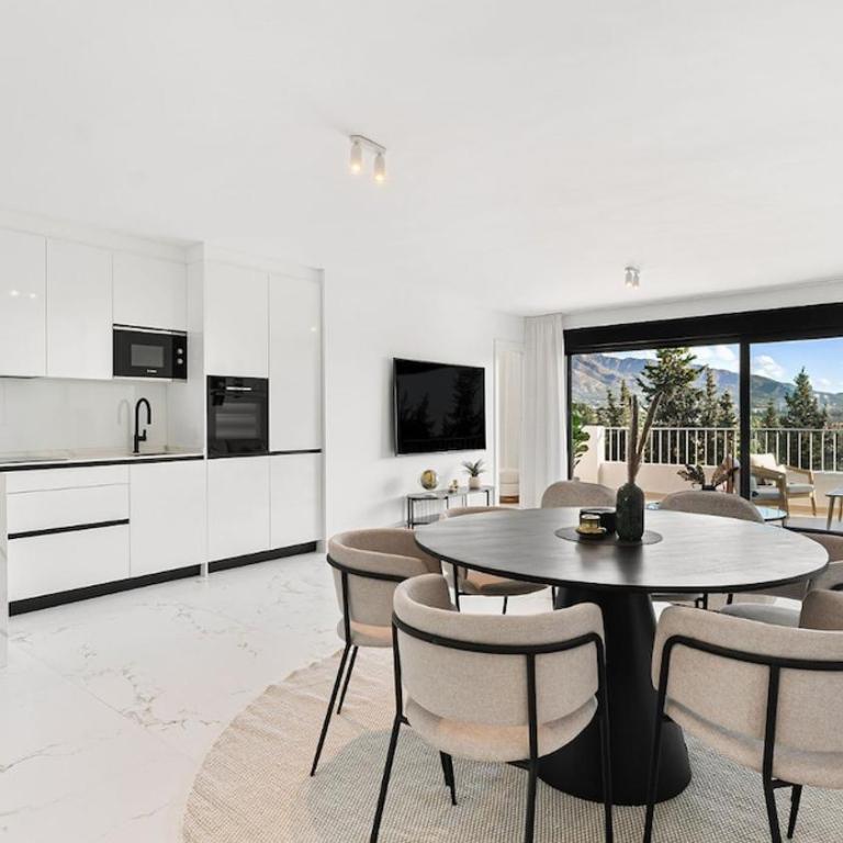 MARBELLA HOME RENTALS - Puerto Banus, 3BR Apartment, sea & mountain views - Three-Bedroom Premium Apartment with Balcony - 15