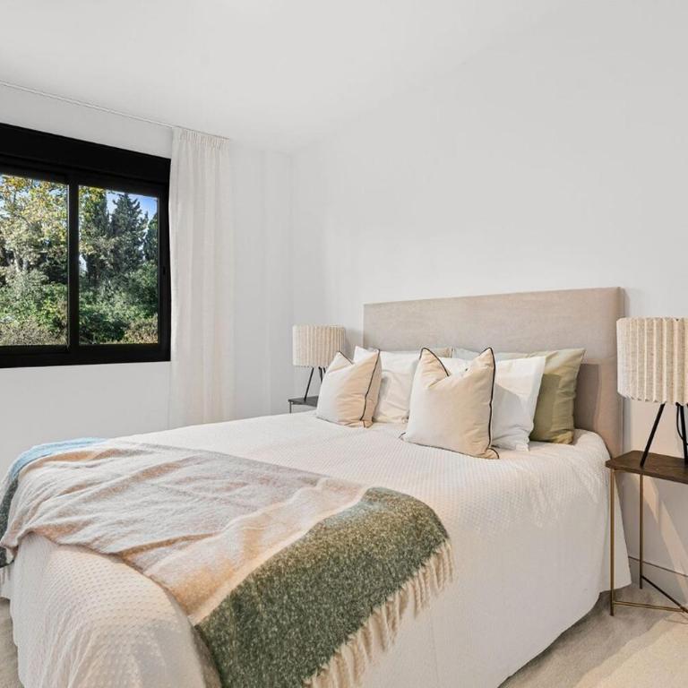 MARBELLA HOME RENTALS - Puerto Banus, 3BR Apartment, sea & mountain views - Three-Bedroom Premium Apartment with Balcony - 16