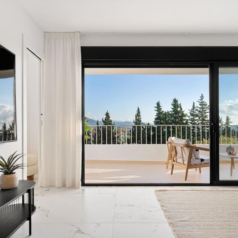 MARBELLA HOME RENTALS - Puerto Banus, 3BR Apartment, sea & mountain views - Three-Bedroom Premium Apartment with Balcony - 20