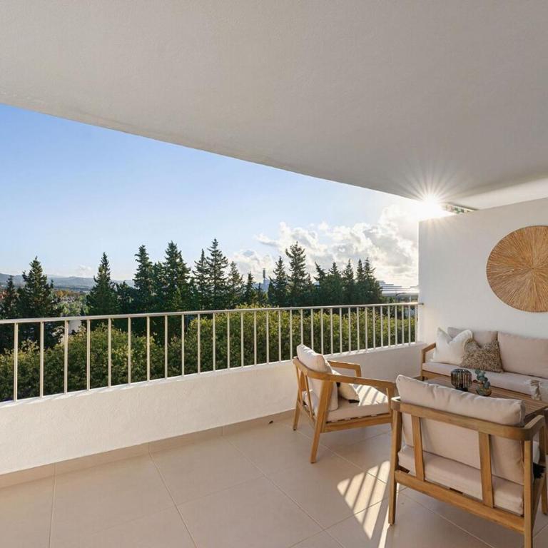 MARBELLA HOME RENTALS - Puerto Banus, 3BR Apartment, sea & mountain views - Three-Bedroom Premium Apartment with Balcony - 21