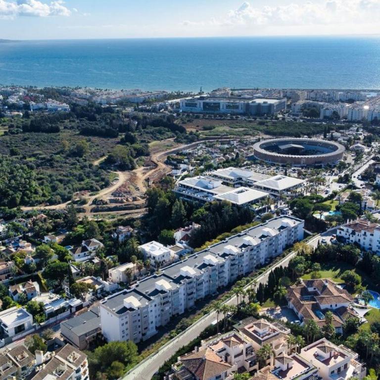 MARBELLA HOME RENTALS - Puerto Banus, 3BR Apartment, sea & mountain views - Three-Bedroom Premium Apartment with Balcony - 24