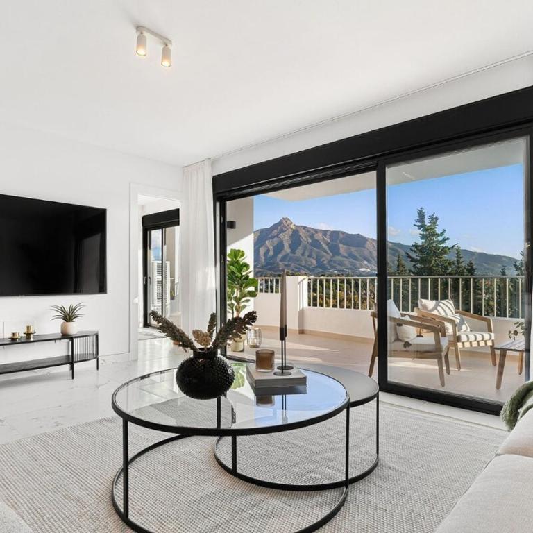 MARBELLA HOME RENTALS - Puerto Banus, 3BR Apartment, sea & mountain views - Three-Bedroom Premium Apartment with Balcony - 25