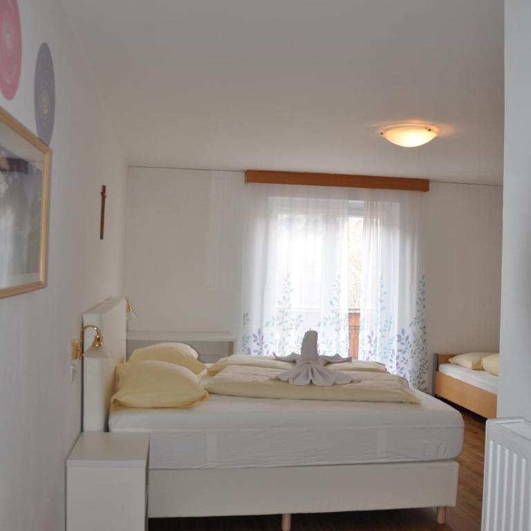 Burgfrieden - Double Room with Balcony - 8