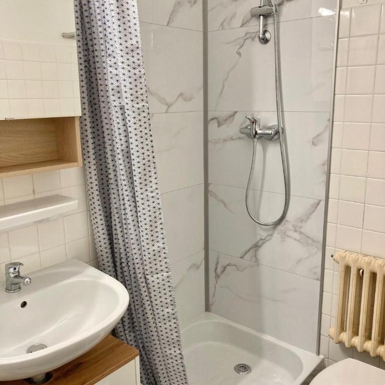 Studio 12, Dijon, near train station - Apartamento de 1 dormitorio - 2
