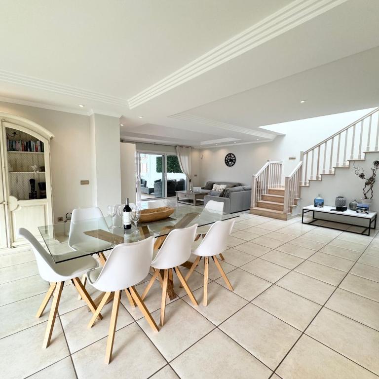 Villa Amorio a spacious modern getaway with a private heated pool & Sea Views - Villa - 30