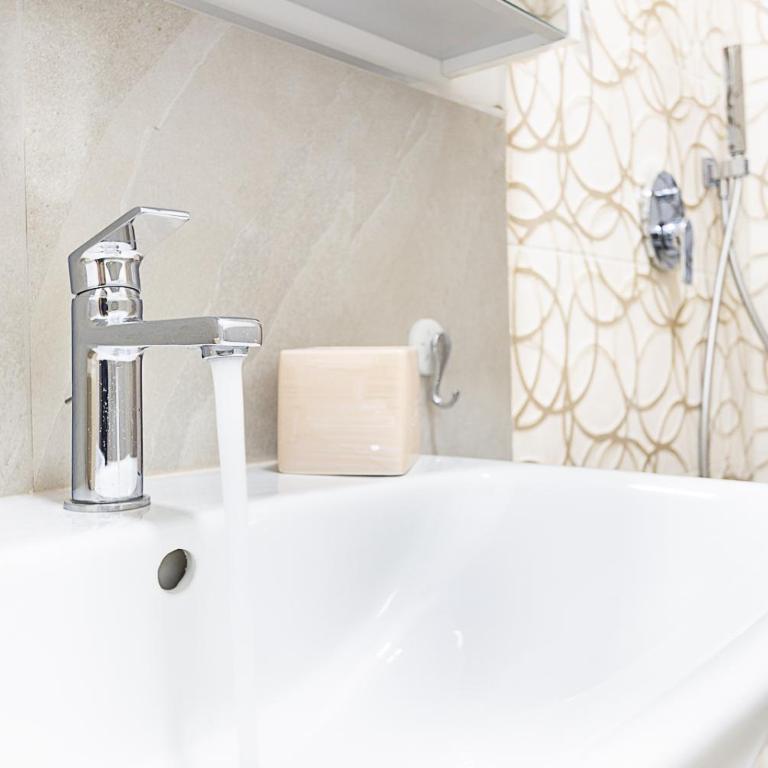 Vatican Cipro Guest House - Camera Matrimoniale con Bagno Privato Esterno - 13