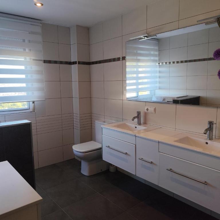 Home with view and swimming pool - Villa - 7