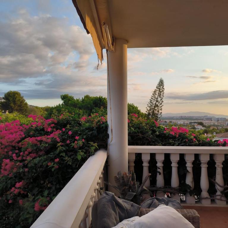 Home with view and swimming pool - Villa - 13