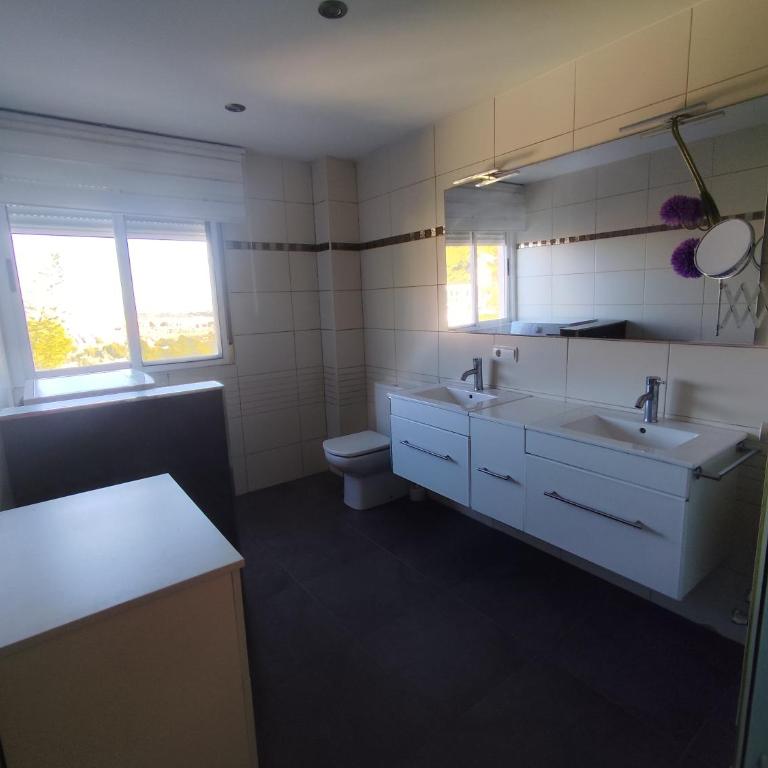 Home with view and swimming pool - Villa - 33