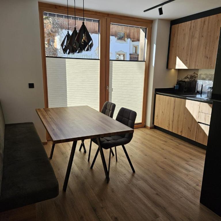 "Frechdax - Apartments Stubai" Unique Apartments, near BUS STOP & GROCERY STORE, inkl STUBAI SUPERCARD & INFRARED CABIN - Apartment mit 2 Schlafzimmern - 3