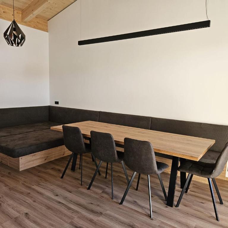 "Frechdax - Apartments Stubai" Unique Apartments, near BUS STOP & GROCERY STORE, inkl STUBAI SUPERCARD & INFRARED CABIN - Apartment mit 3 Schlafzimmern und Balkon - 5