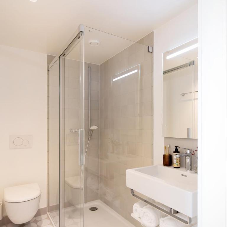 HOOD Hotel - Standard Queen Room - 5