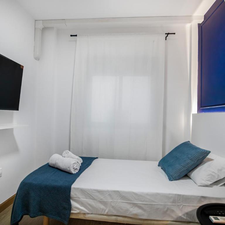 Large Attic Las Canteras Rooms - Only adults - Habitación Individual con baño compartido - 4
