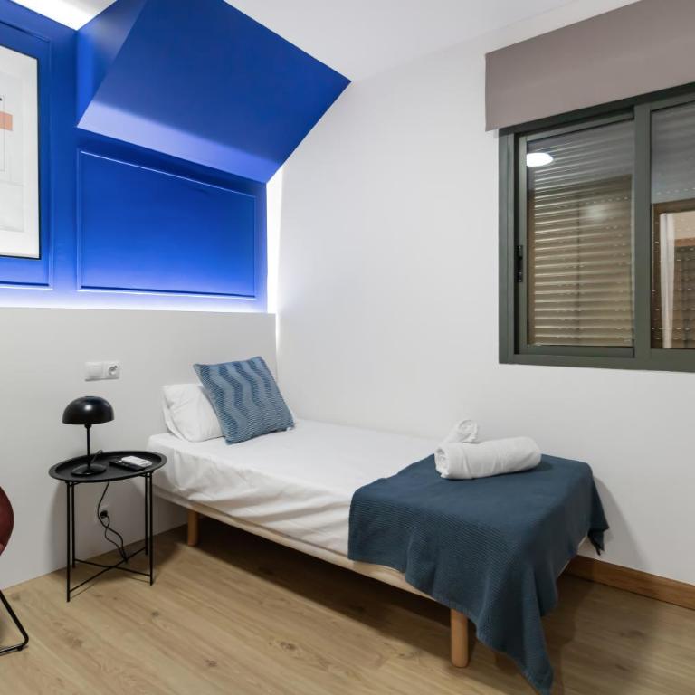 Large Attic Las Canteras Rooms - Only adults - Habitación Individual con baño compartido - 1