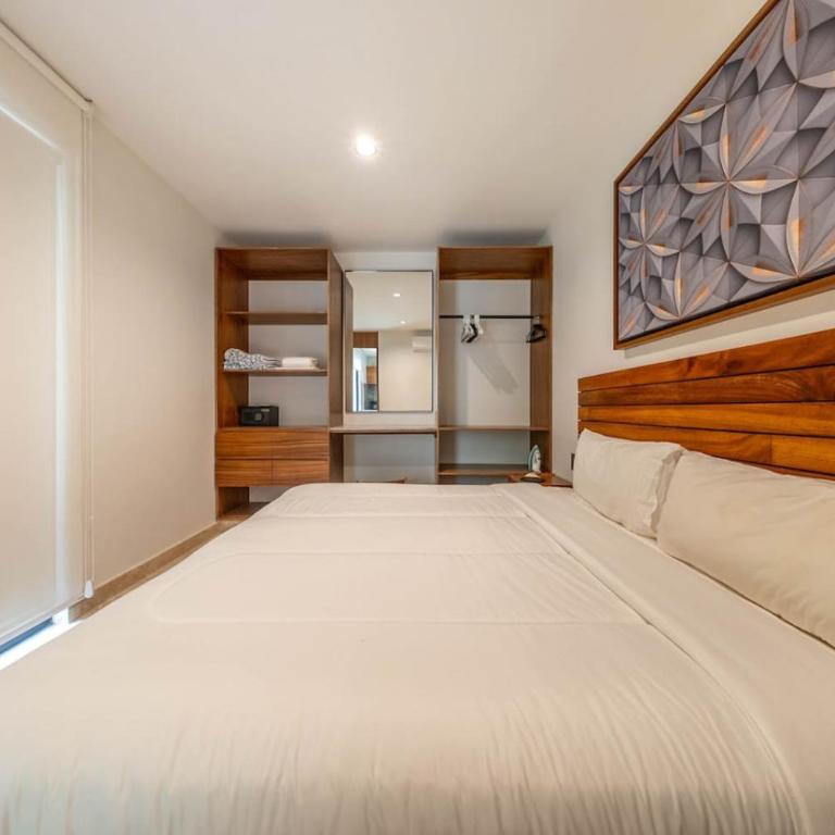 2 BR with Direct Walk-out to Pool, Sauna, and Gym - Apartment - 24