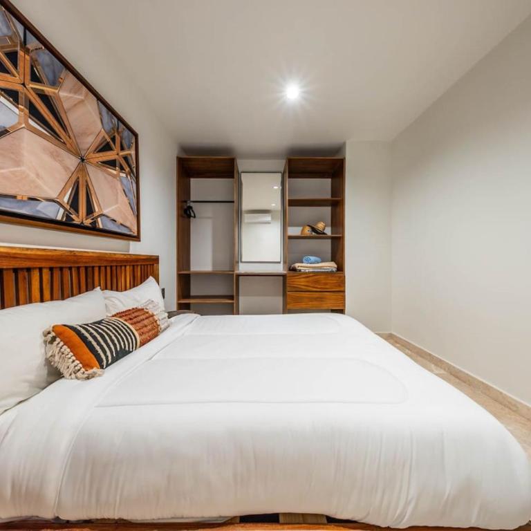 2 BR with Direct Walk-out to Pool, Sauna, and Gym - Apartment - 26