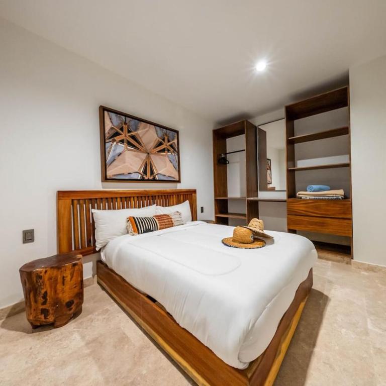 2 BR with Direct Walk-out to Pool, Sauna, and Gym - Apartment - 31