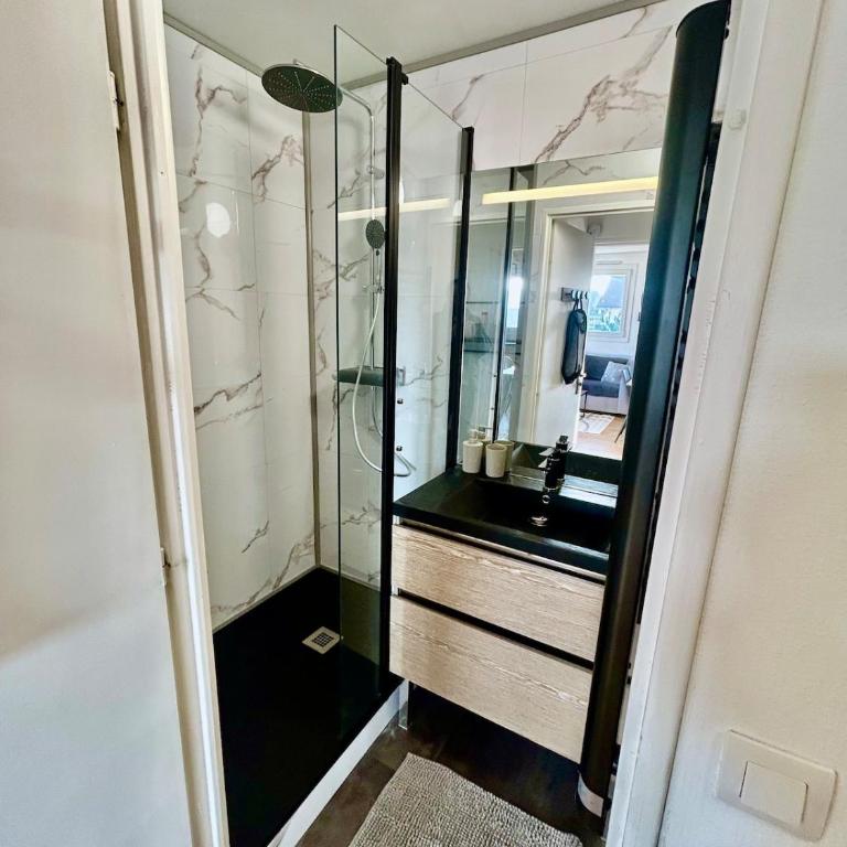 Appartement pleine vue mer à 50m de la plage - Two-Bedroom Apartment - 7