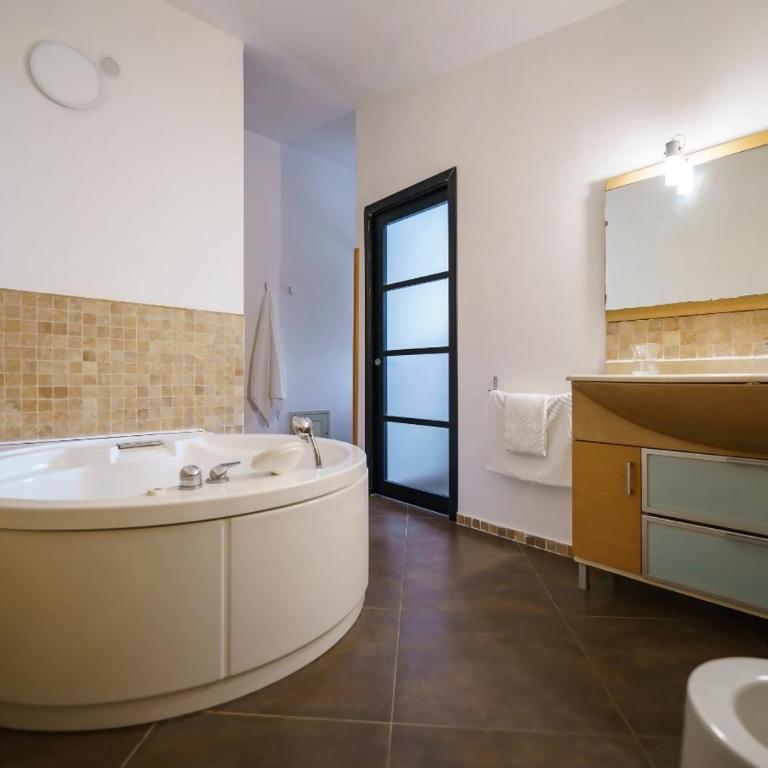 Guest Friends - Appartamento con 1 Camera da Letto e Vasca Idromassaggio - 7
