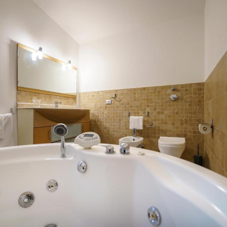 Guest Friends - Appartamento con 1 Camera da Letto e Vasca Idromassaggio - 16