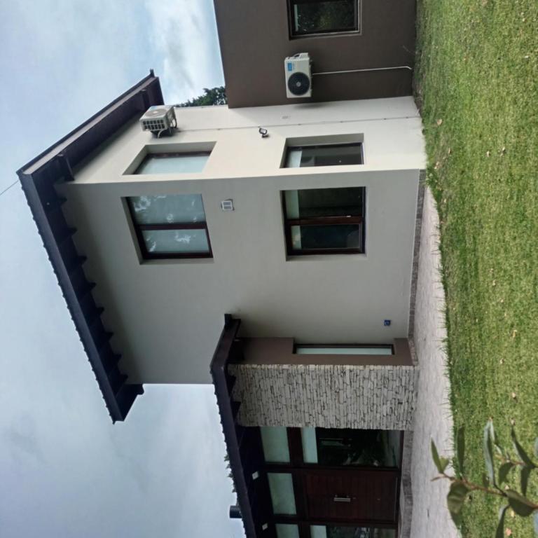 Tomy - Three-Bedroom House - 2