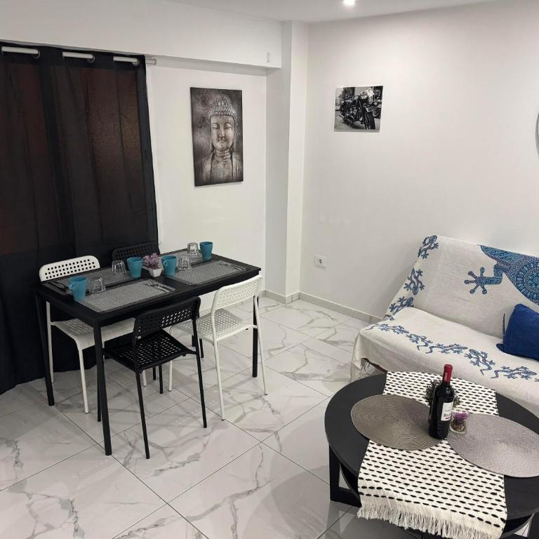 Heart of Los Cristianos Modern Apartment Close to the Sea in Tenerife - Apartamento de 1 dormitorio - 8