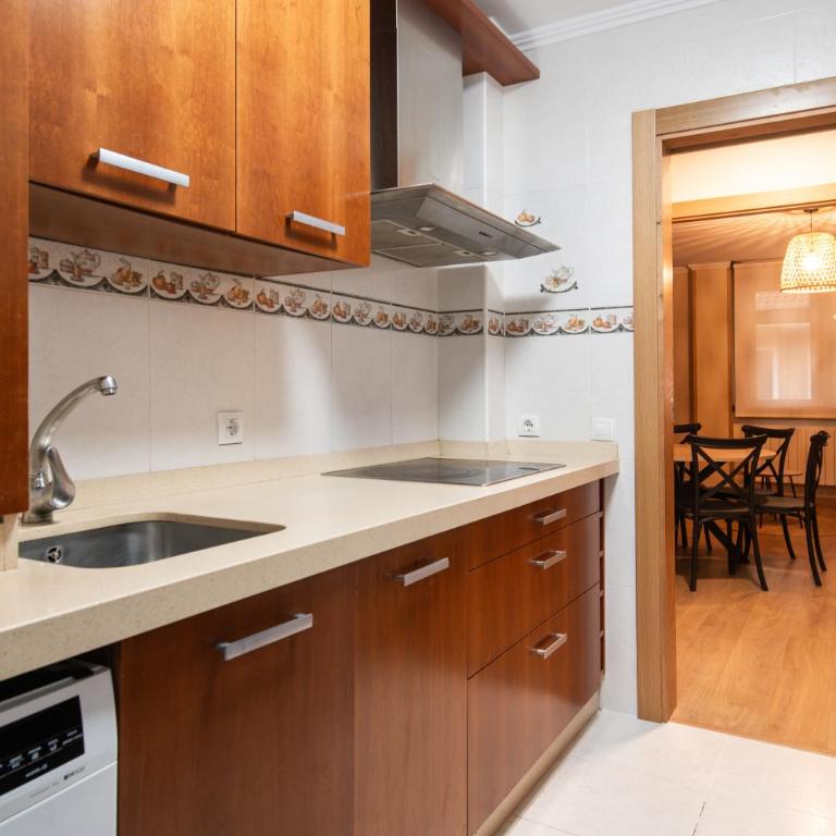 Apartamento 3 habitaciones a 10 min de la playa y del centro VUT-6228-AS - Three-Bedroom Apartment - 8
