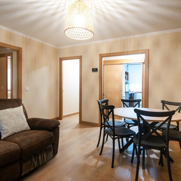 Apartamento 3 habitaciones a 10 min de la playa y del centro VUT-6228-AS - Three-Bedroom Apartment - 24