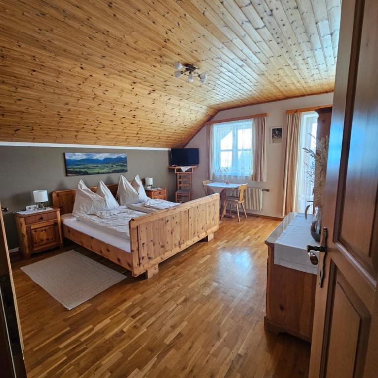 Biohof Poinsitgut - Doppelzimmer mit Bergblick - 3