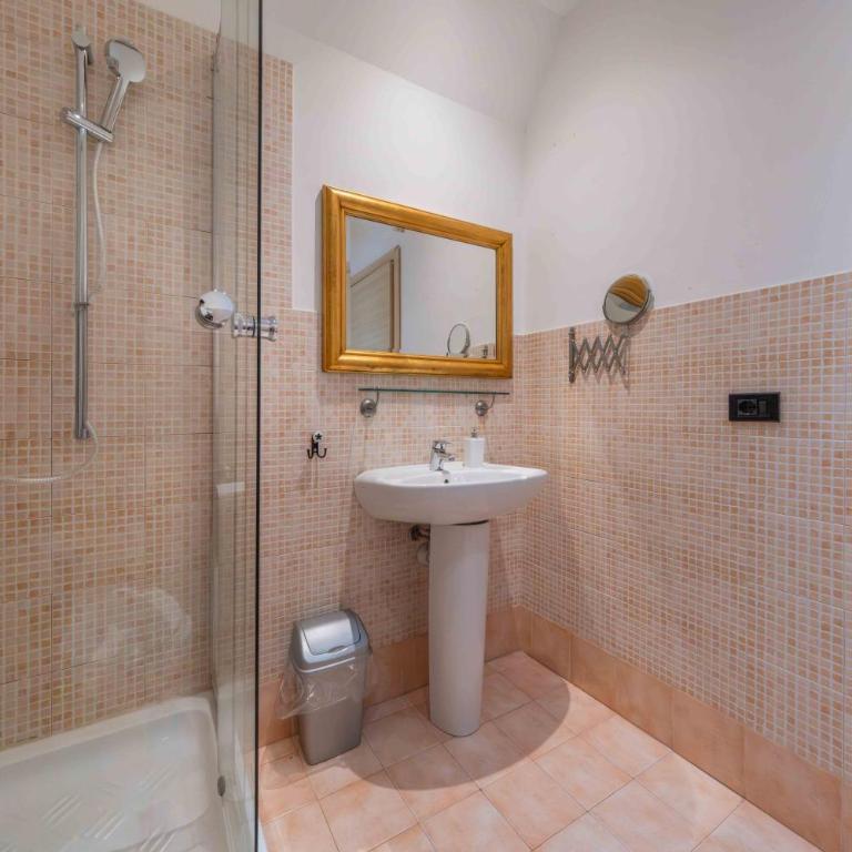 Al Teatro - Camera Tripla con Bagno Privato Esterno - 5