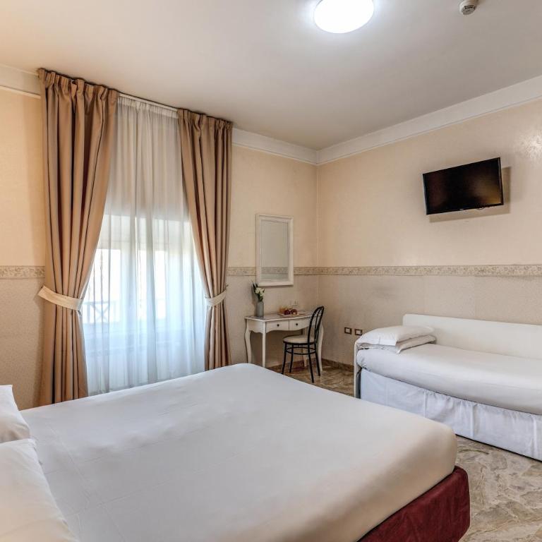 Hotel Orazia - Camera Tripla Classic - 10