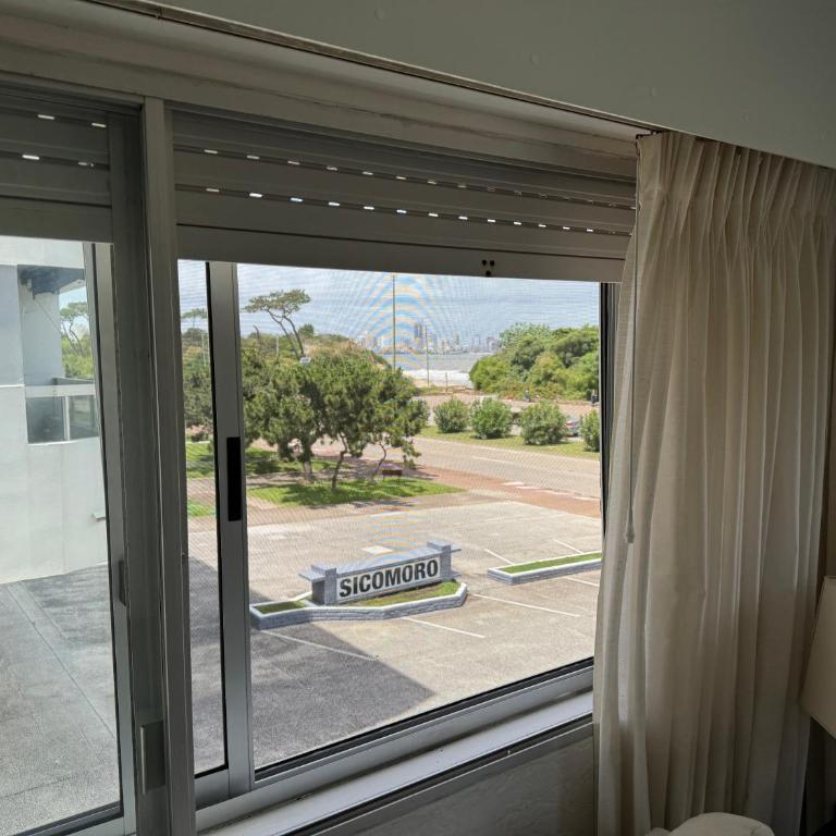 Hermoso Apartamento primera linea Rambla de Playa Mansa Punta del Este - Apartamento de 1 dormitorio con vistas al mar - 5