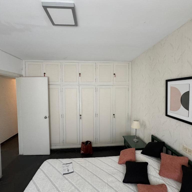 Hermoso Apartamento primera linea Rambla de Playa Mansa Punta del Este - Apartamento de 1 dormitorio con vistas al mar - 8